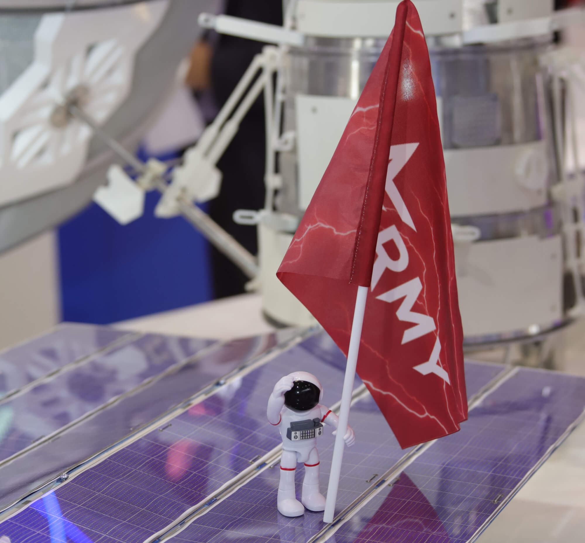 Космонавт бренда «Космос наш» с флажком форума «АРМИЯ-2021»